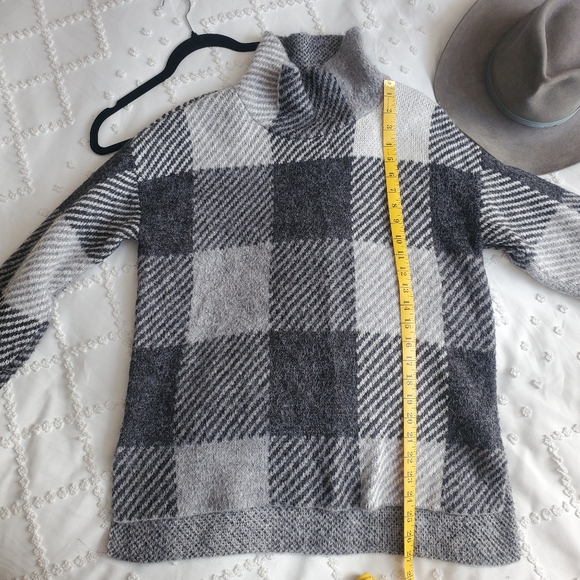 DKNY Oversized Knit Cowl Turtle Neck Long Sleeve Sweater in Grey Plaid Pattern - Picture 9 of 13